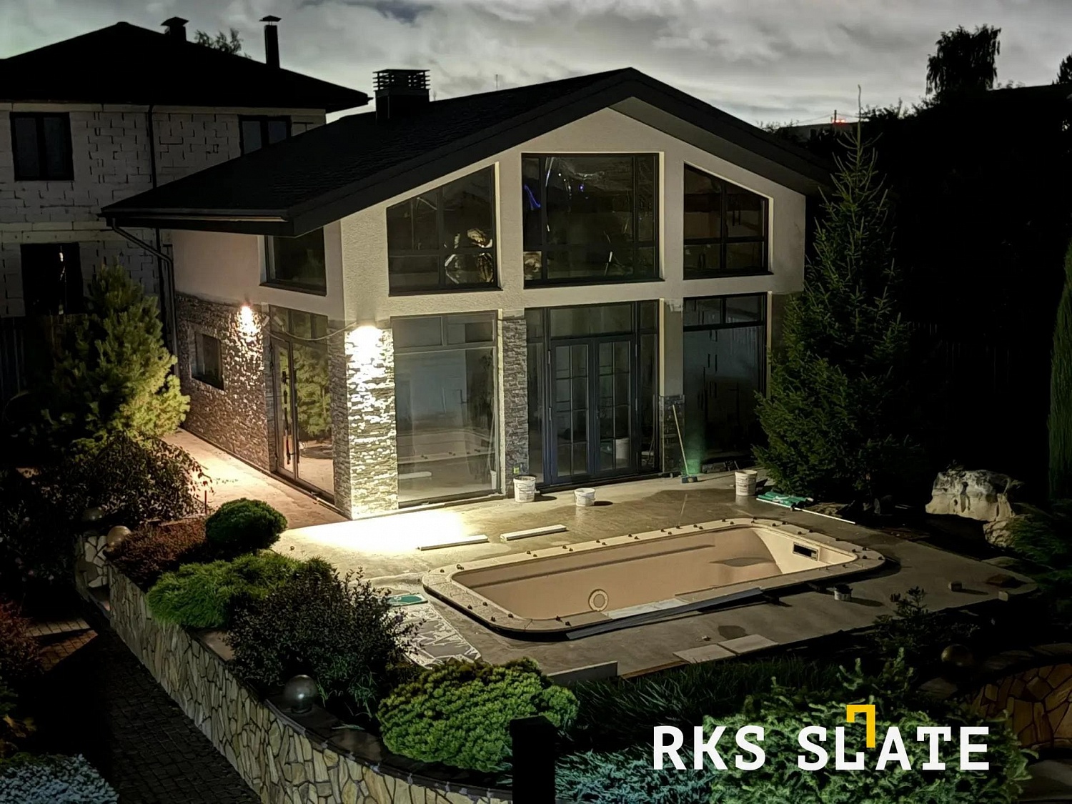 Черный кварцит Monsoon Black: как RKS SLATE облицевала дом в Нижнем Новгороде