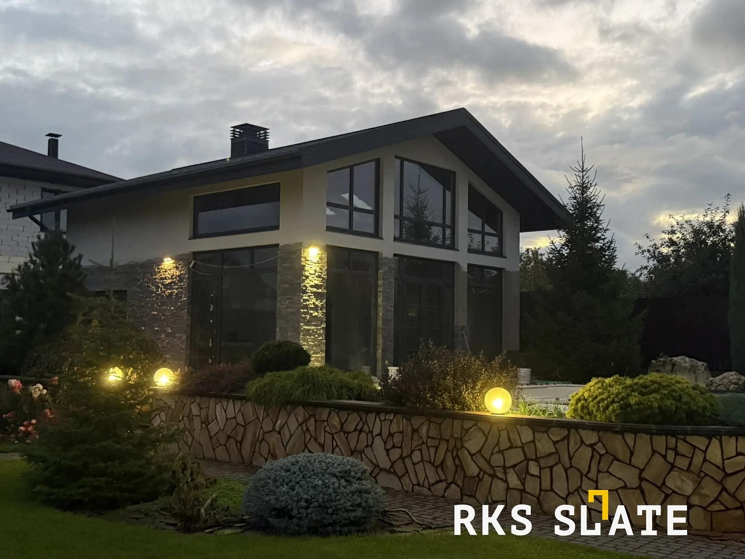 Черный кварцит Monsoon Black: как RKS SLATE облицевала дом в Нижнем Новгороде