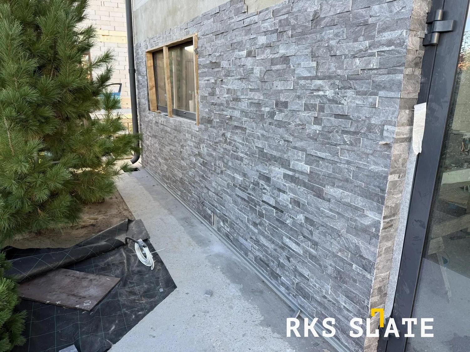 Черный кварцит Monsoon Black: как RKS SLATE облицевала дом в Нижнем Новгороде